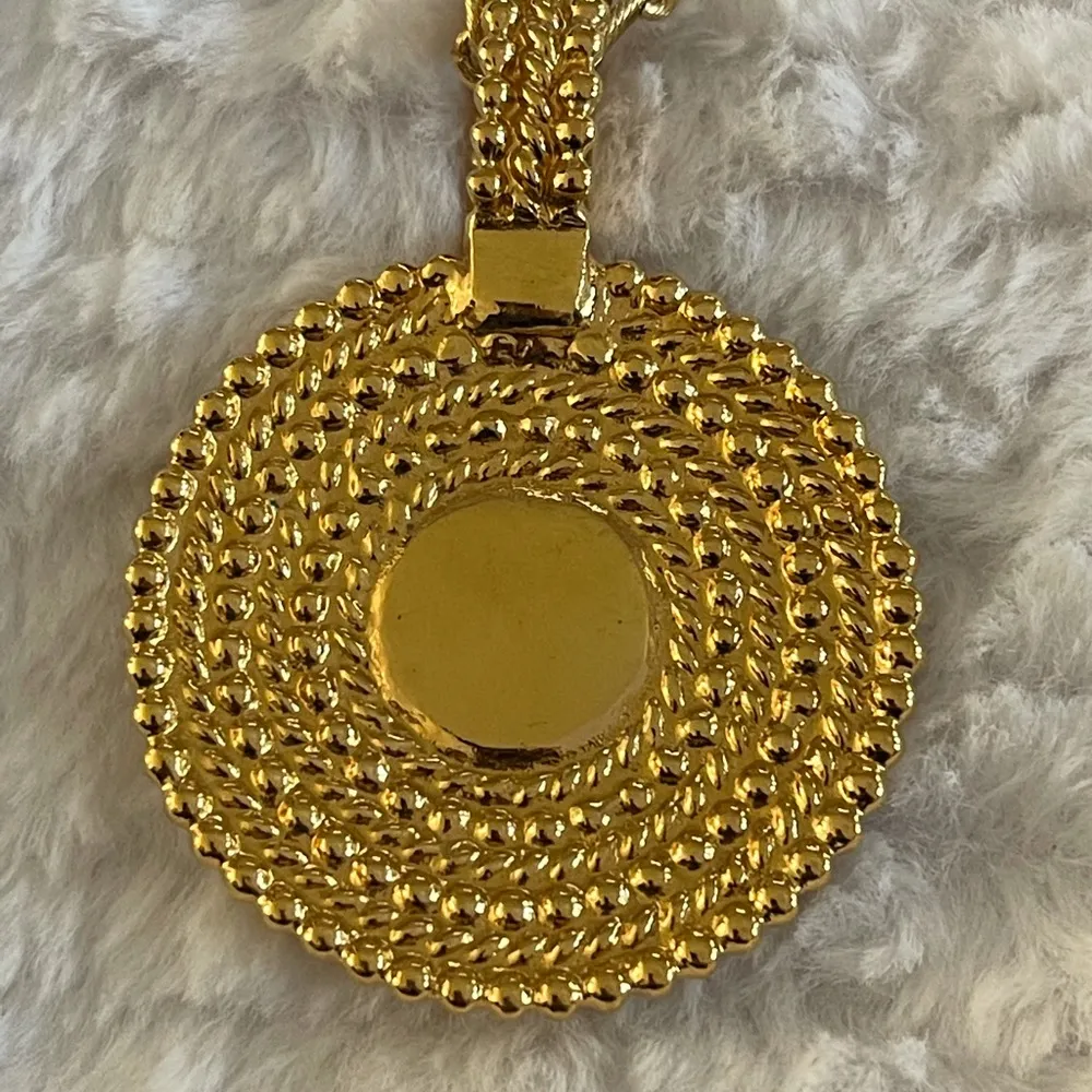 Vintage ‘80s large round gold tone amber color Cabochon medallion necklace Brown - Image 2