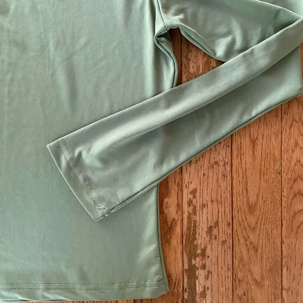 sage green workout mock neck top Size XL - Image 9