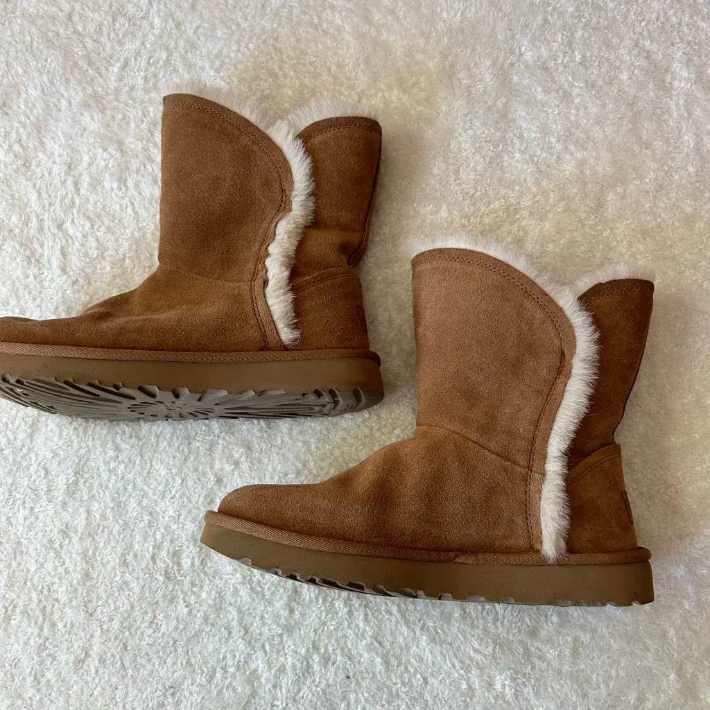 UGG $200  W Classic‎ Short Fluff High-Low Size 7 - Image 2