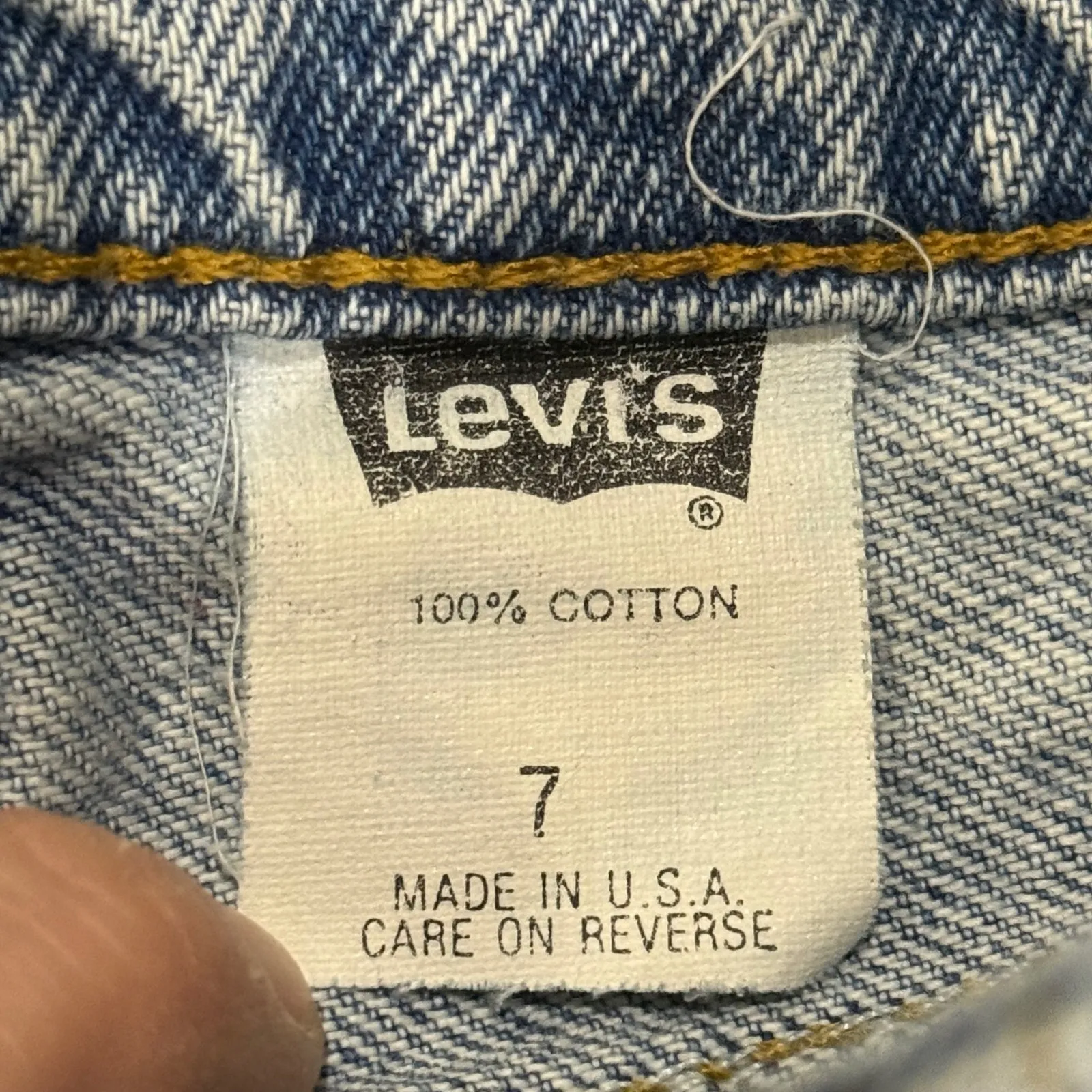 Levi Strauss 550 women's Denim Shorts Dad Jorts Distressed Size 7 (30 W 11.5 L) - Image 5