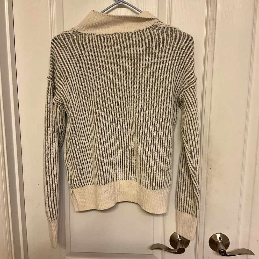 Gray and Cream V-Neck Sweater with Ribbed Texture - Image 6