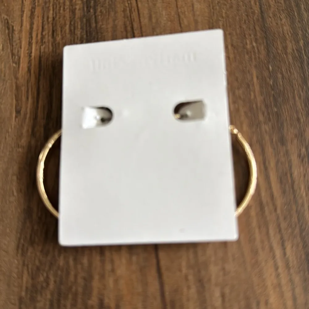 Marlyn Schiff Gold Hoop Earrings - Image 4