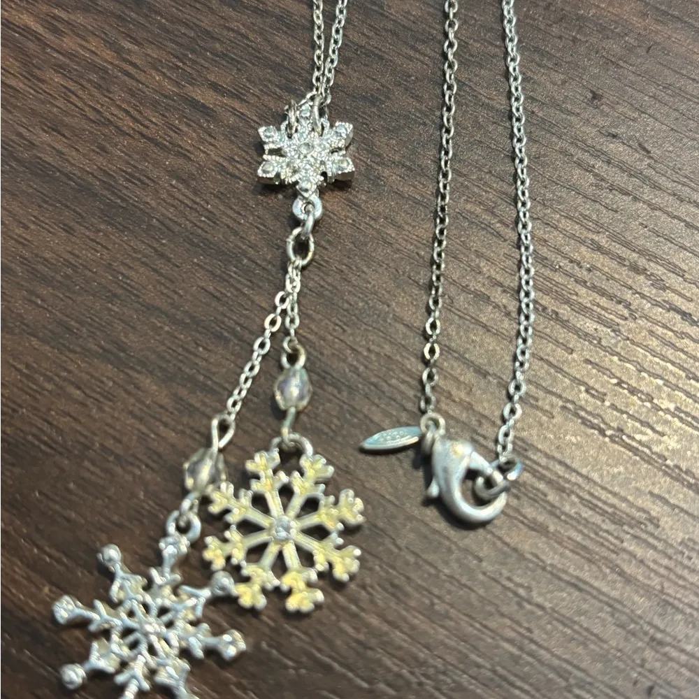 Vintage Avon Silver Snowflake Necklace preloved great condition - Image 2