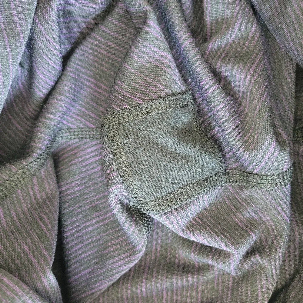 Old Navy Active Purple and Black Striped Leggings - Image 9