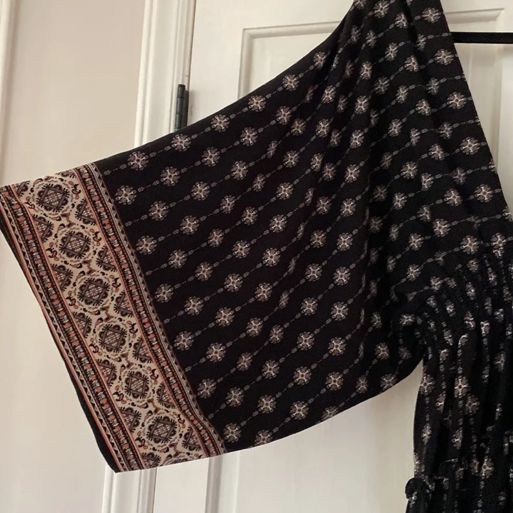 MISA Los Angeles Neily Printed V-Neck Flounce Mini Dress Blouson Tie Back Kimono - Image 4