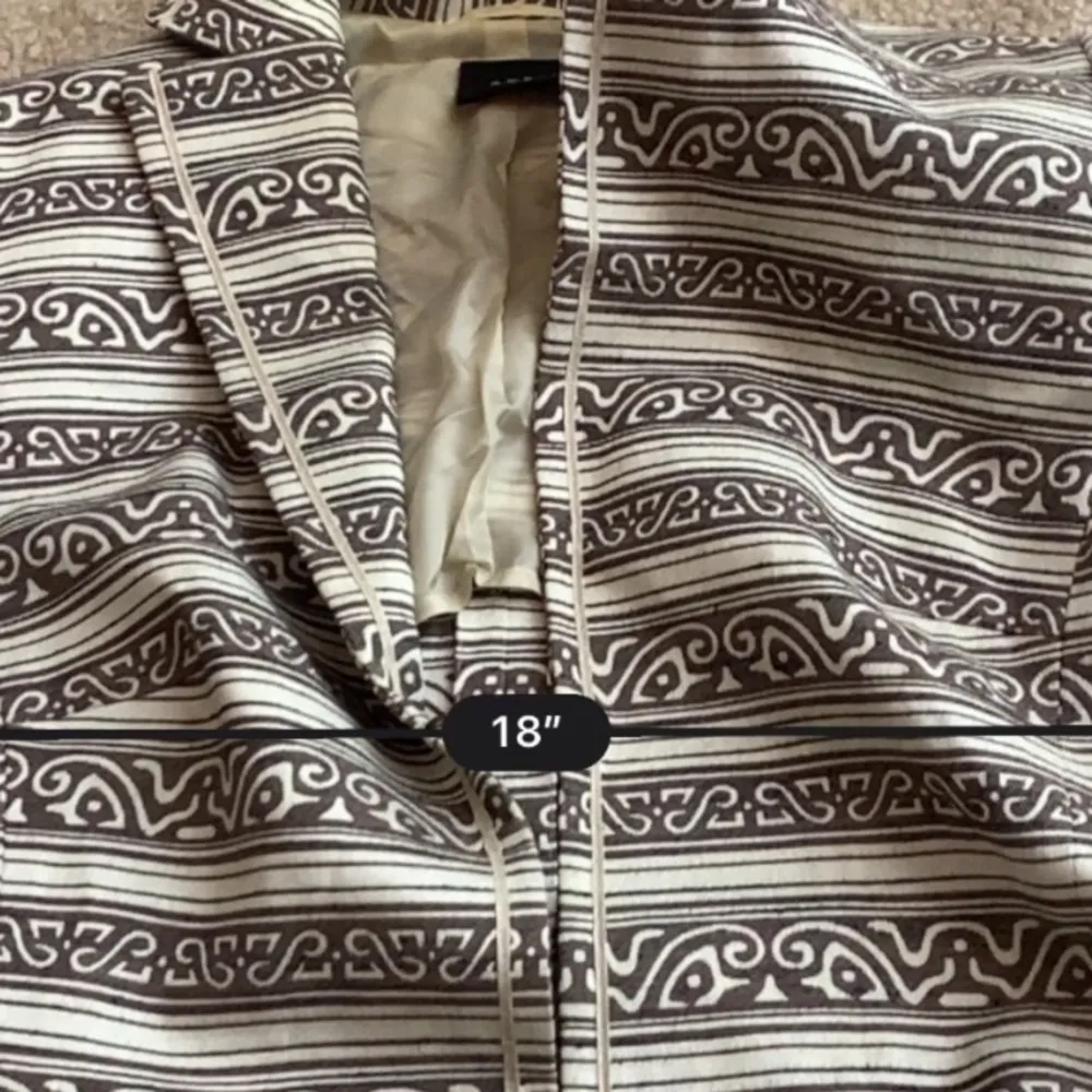 Akris tan patterned double breasted blazer - Image 5