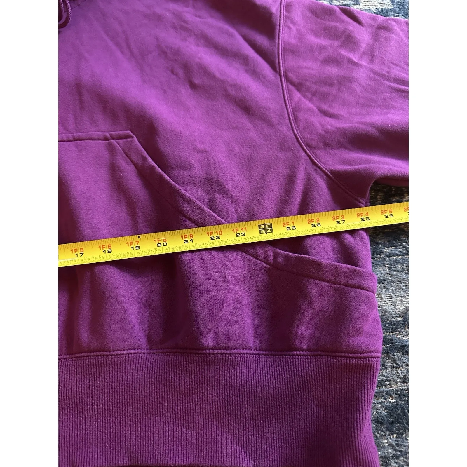 Nike Hoodie Women’s Medium Pullover Center Swoosh Logo Boxy Crop Fleece Fuschia - Image 5