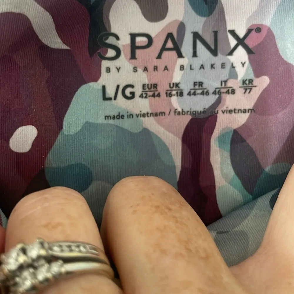 Spanx Booty Boost® Active Printed 7/8 Leggings COLOR PAINTED RUBY CAMO Large - Image 3