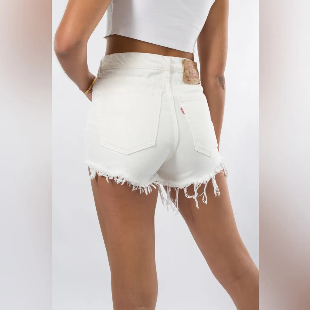 Levi’s High Waisted Mom Short In White - Image 3