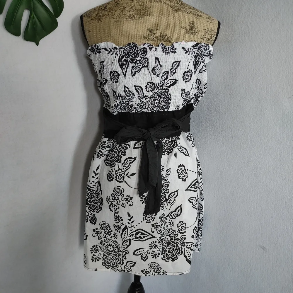 She's Cool Strapless Top - Image 4