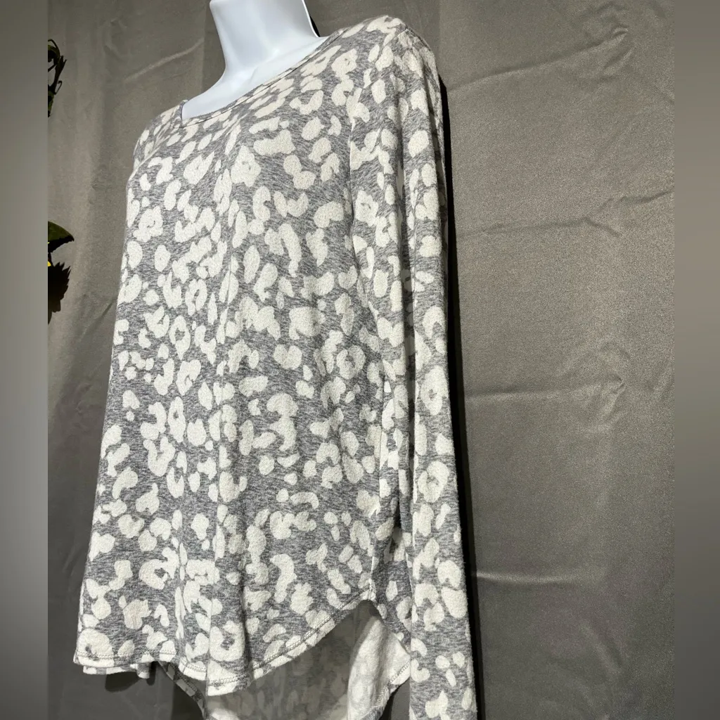 Old Navy Patterned Plush-Knit Long-Sleeve Tee - Image 4