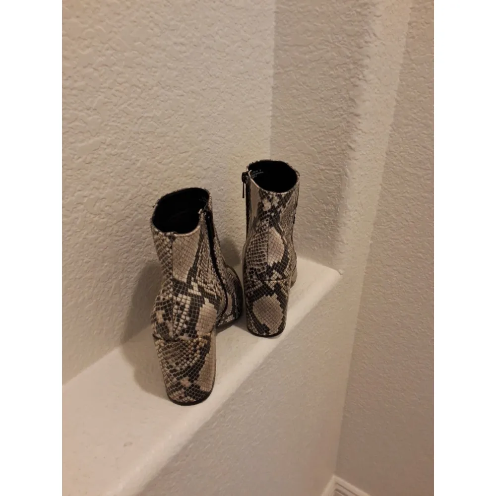 Bamboo Ankle Gold Snake Skin Embossed Regal Women's 2" Size 9 Boots - Image 7