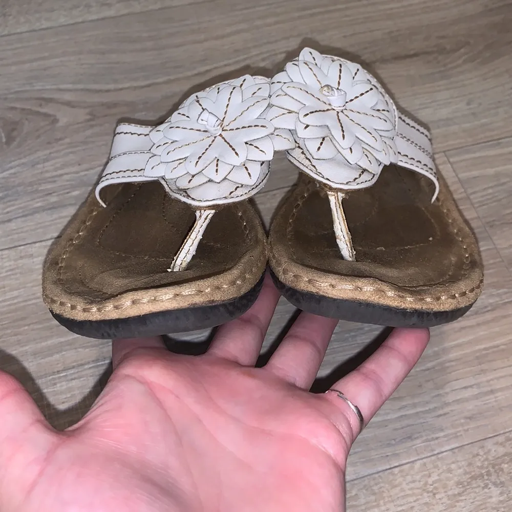 Naturalizer  white flower faux leather flip flops - Image 5