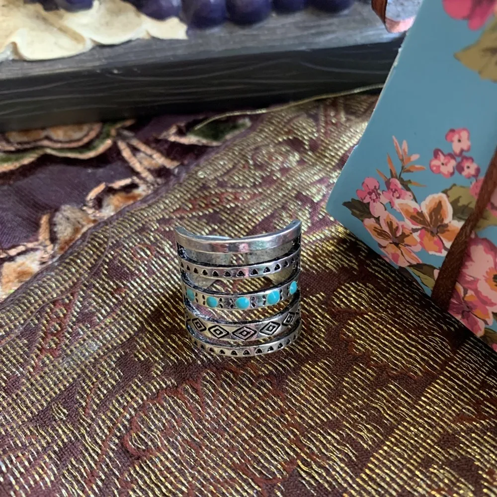 Beautiful silver plated 5 connected rings with blue stones - Image 11