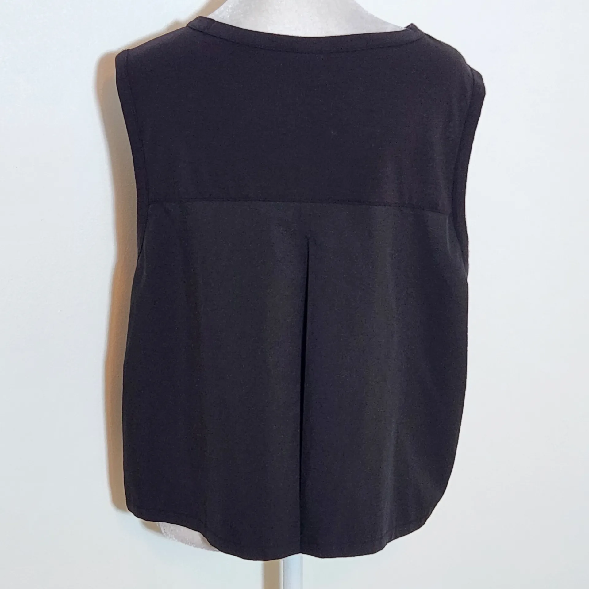 Old Navy Black Sleeveless Activewear Top Size Large Black Cropped Athletic Top - Image 5