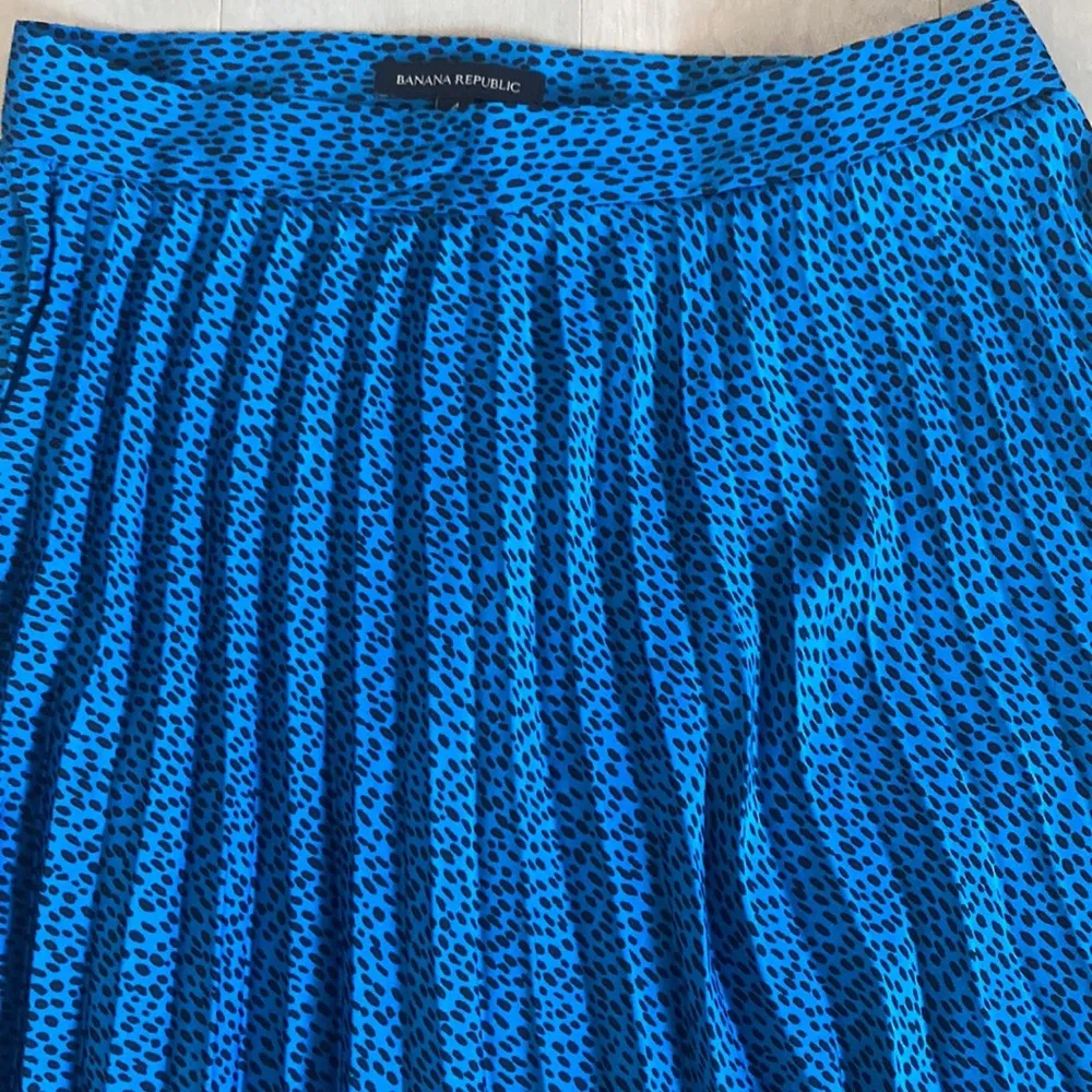 Brand new banana republic blue leopard print pleated midi skirt size 4 - Image 2