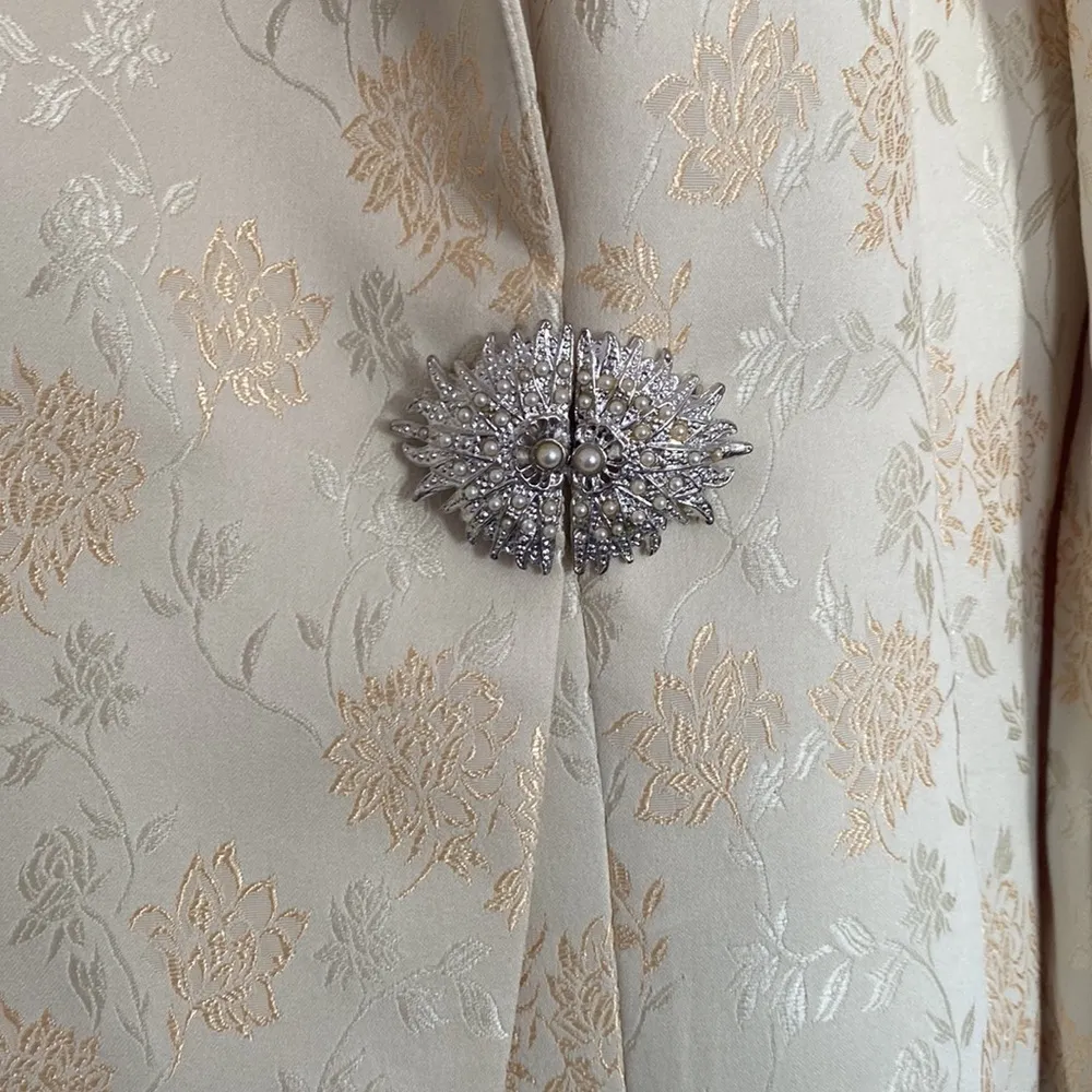 Kasper vintage jacket and skirt set in yellow/gold floral pattern with brooch. - Image 2