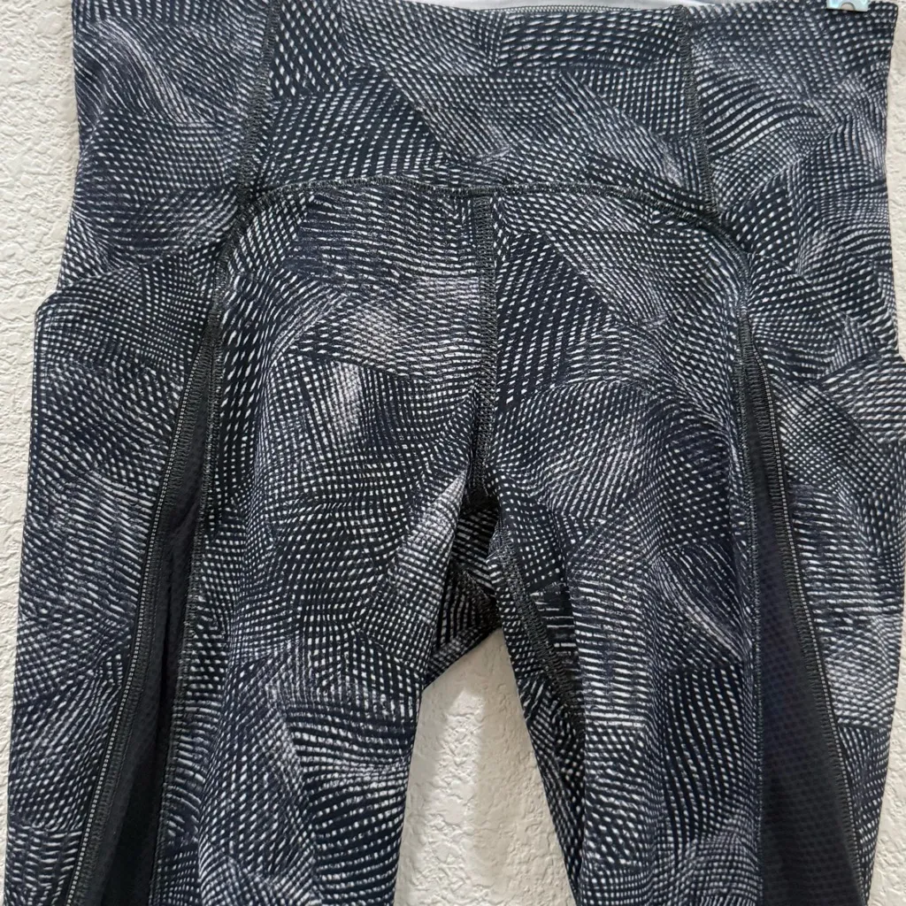 LULULEMON Run Off Route Mid Rise 21” Crop in Velocity Mesh Island Mist Black 4 - Image 7