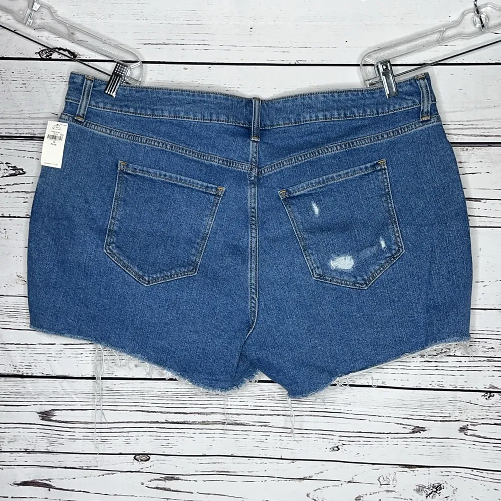 Old Navy NWT Size 18 Plus Blue Denim Mid-Rise Distressed Boyfriend Jean Shorts - Image 2
