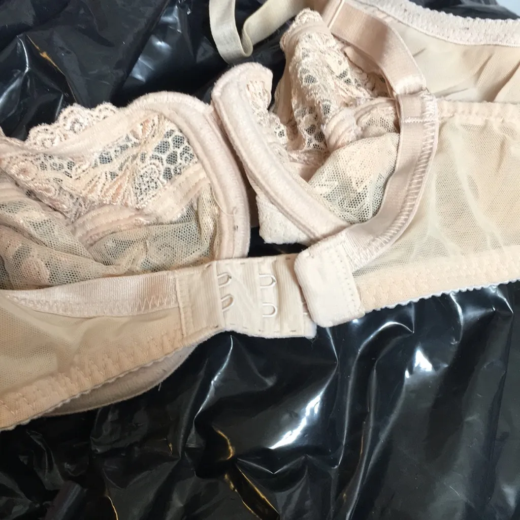 FINAL MARKDOWN Wacoal non padded lacy underwire bra 34c - Image 4