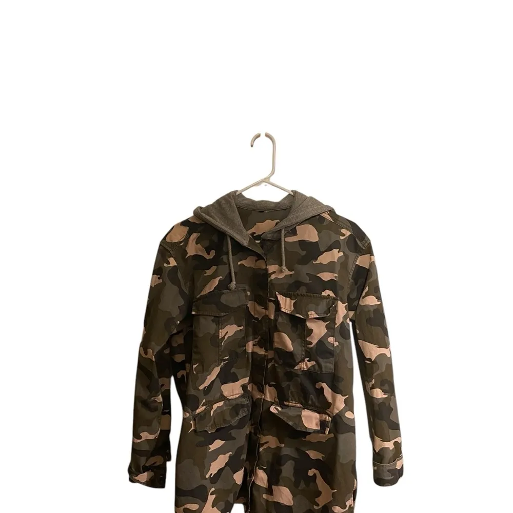 H&M divided camouflage cotton button down hoodie - Image 4