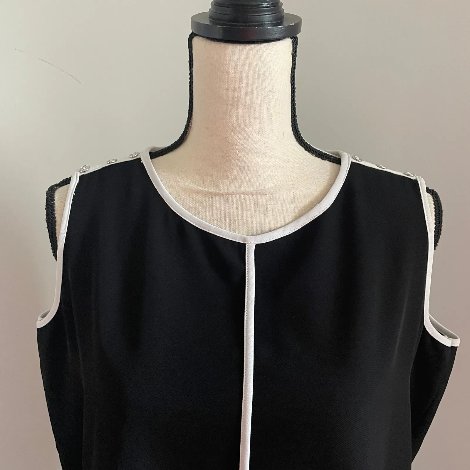 Calvin Klein Sleeveless Button Shoulder Blouse Large Black White Piping Career - Image 2