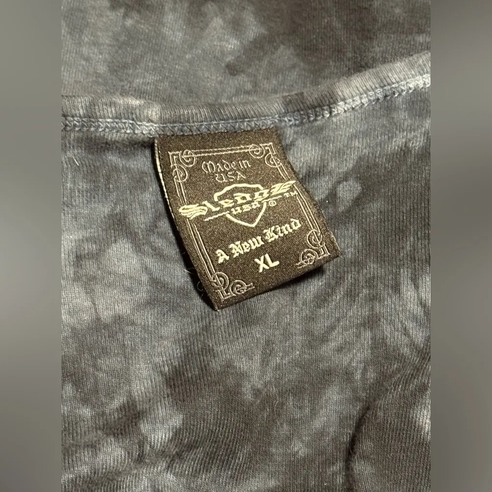 EUC Sledge USA A New Kind Blue and Black Tie Dye V Neck Rhinestone Tee size XL - Image 9