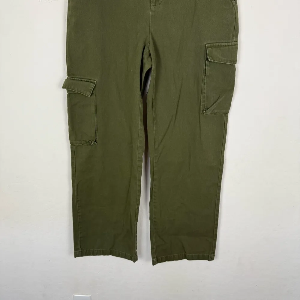 Aritzia TNA Army Green Cargo Pants Straight Leg - Image 4