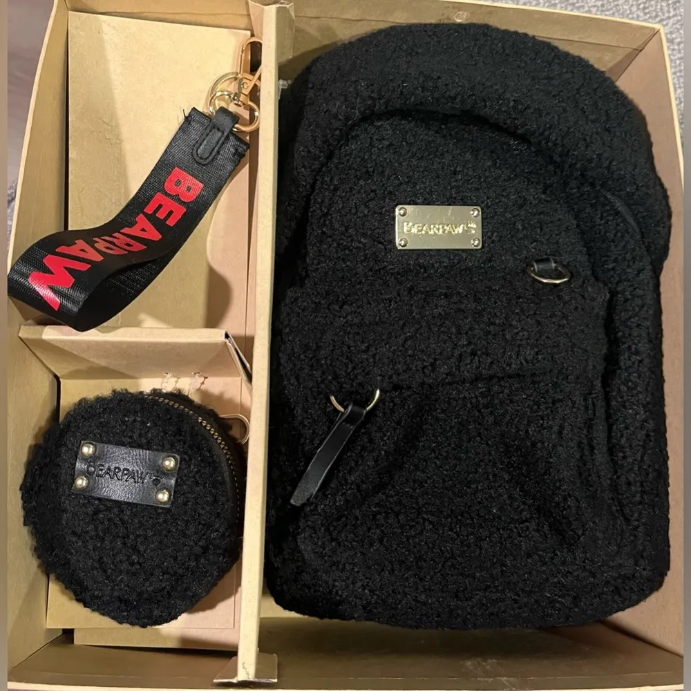 NWT Bearpaw 3pc Gift Set including Sherpa Backpack/Sherpa Zip Pouch/Keychain - Image 2
