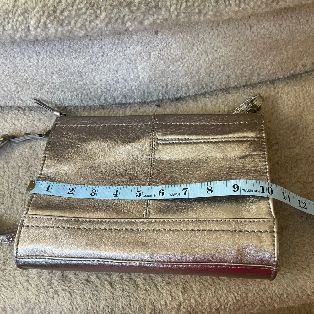 The Sak Iris crossbody shoulder bag, leather metallic golden color - Image 11