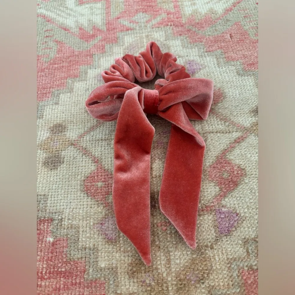 Free People • Velvet Scrunchie Pink - Image 2