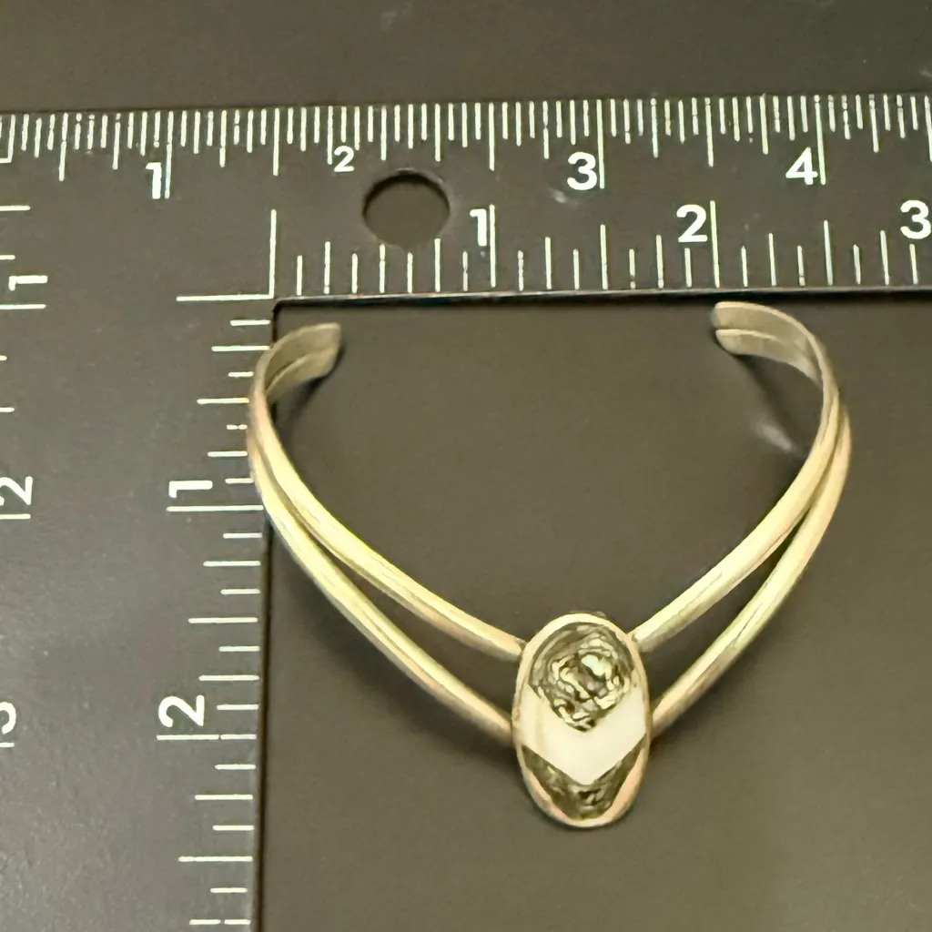 Vintage Unsigned Mexican Silver Abalone Shell V Cuff Bangle Bracelet 9.9g. - Image 5