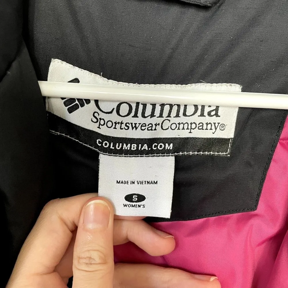 Columbia long sleeved puffer coat pockets winter style pink black removable hood - Image 3