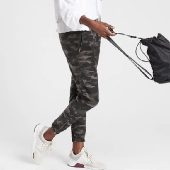 Athleta Farallon Pants in Olive Camo size 0 - Image 16