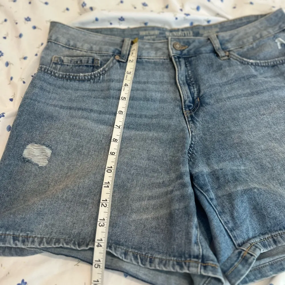 NWOT Women’s Sz: 16 Sound/ Style Easy Fit Tummy Control Distressed Jean Shorts. Blue - Image 4