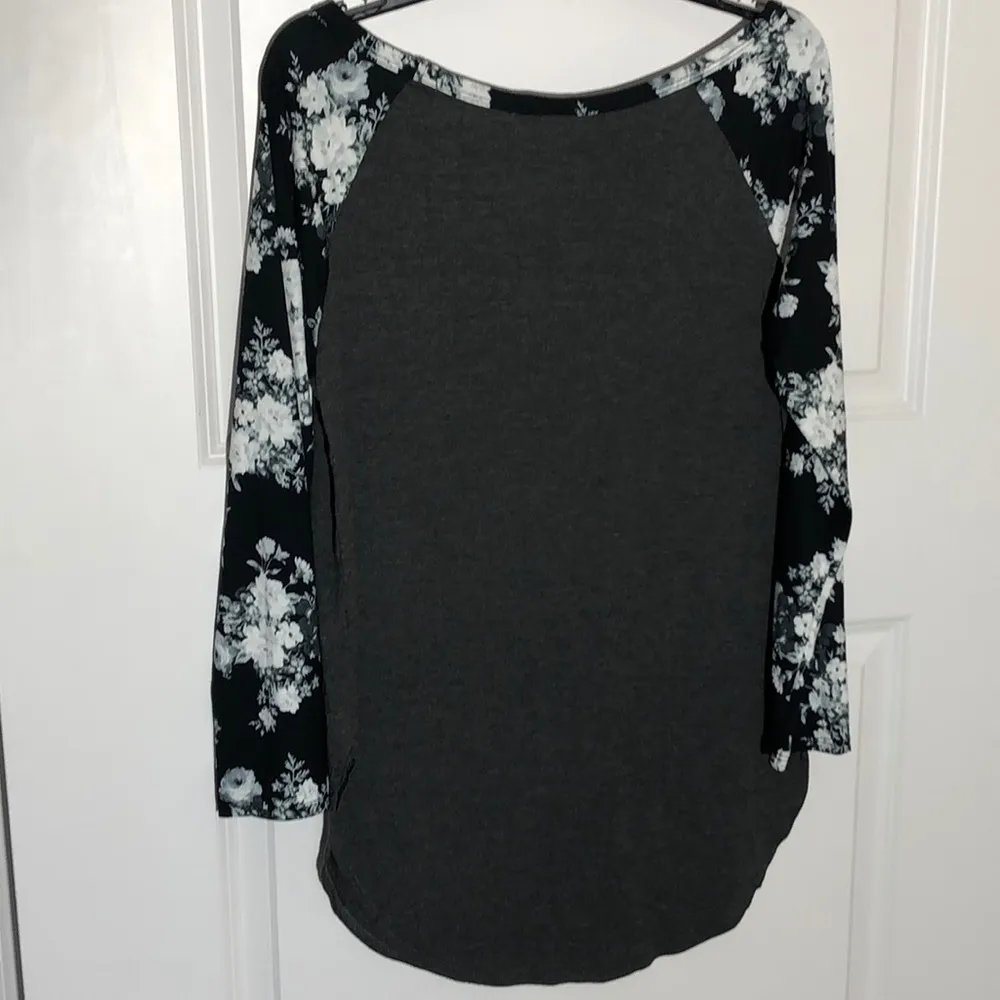Evelie Raglan Floral Top Monochrome Large NEW!!! Gray - Image 4