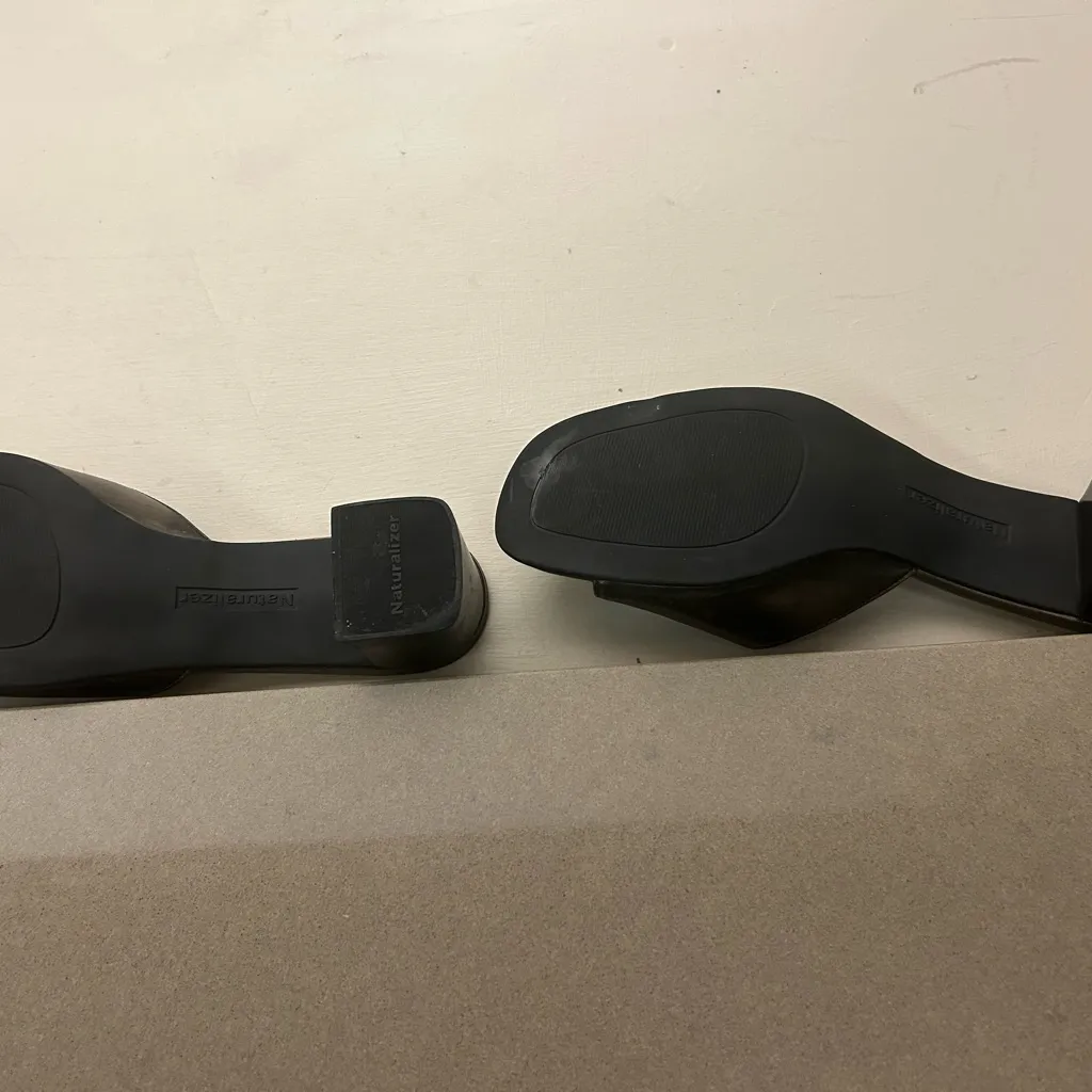 Naturalizer Women's bronze Slide Sandals 9 M. Excellent Condition!! No flaws - Image 6