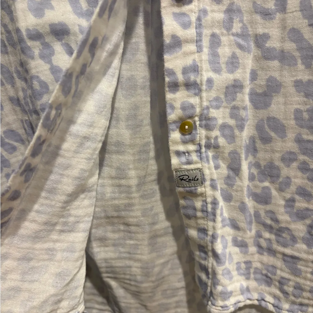 Rails cotton button down leopard animal print women’s shirt top M white blue - Image 4