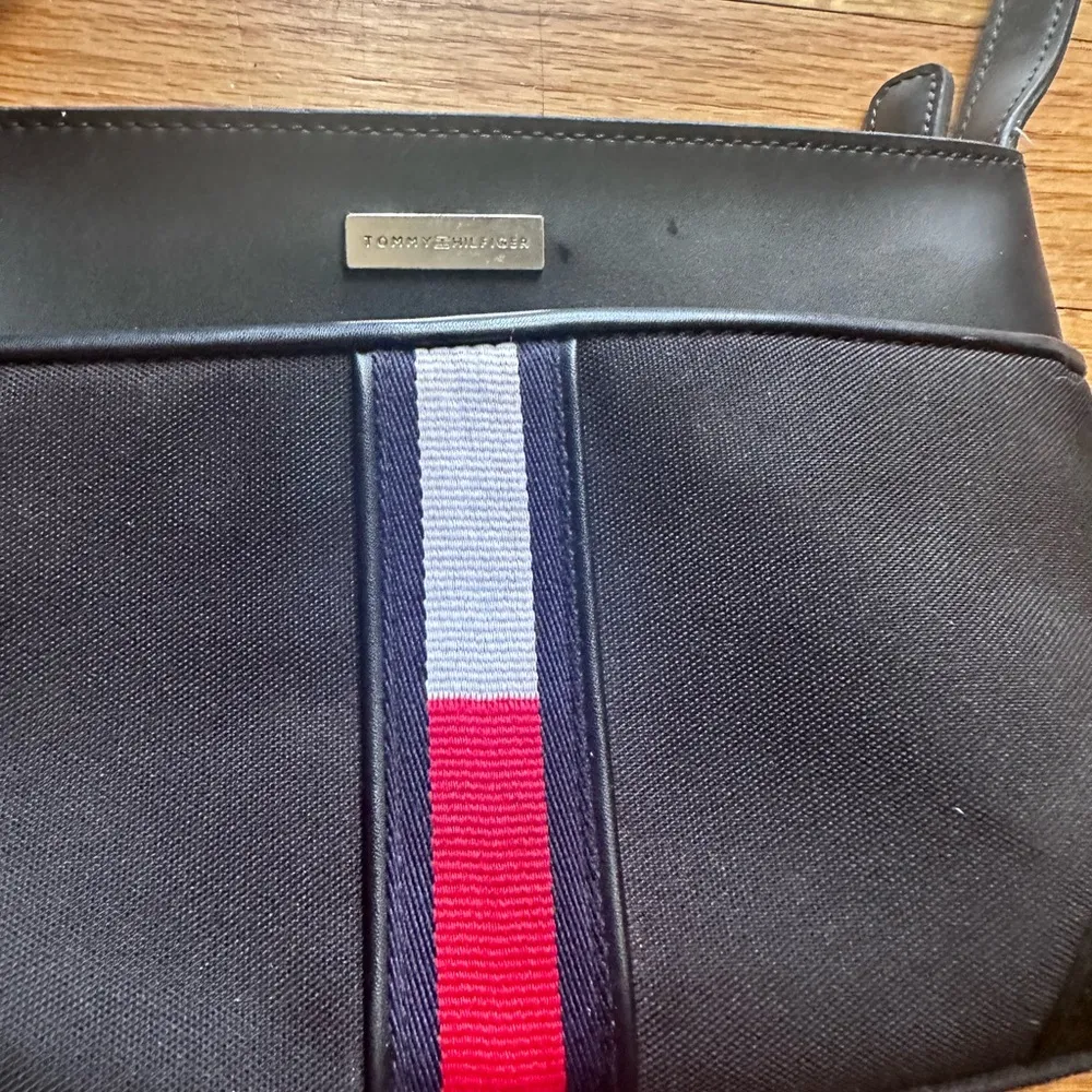Tommy Hilfiger Black Shoulder Purse - Image 12