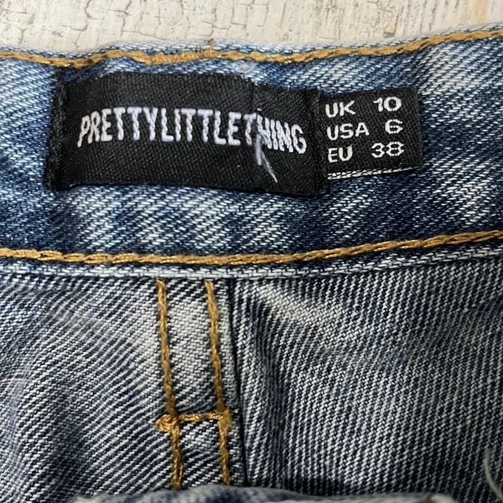 Pretty Little Thing Vintage Wash Distressed Longline Shorts Size 6 NWT - Image 5