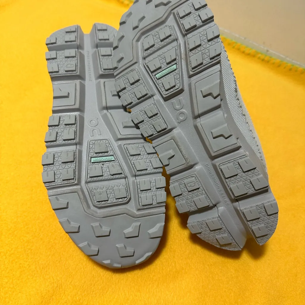 Women On cloud Athletic Shoes Size 6 - Image 11