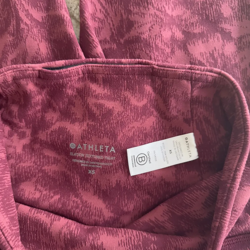 Athleta Elation Textured Tight Frosted Floral Cranberry High Rise Leggings - Image 3