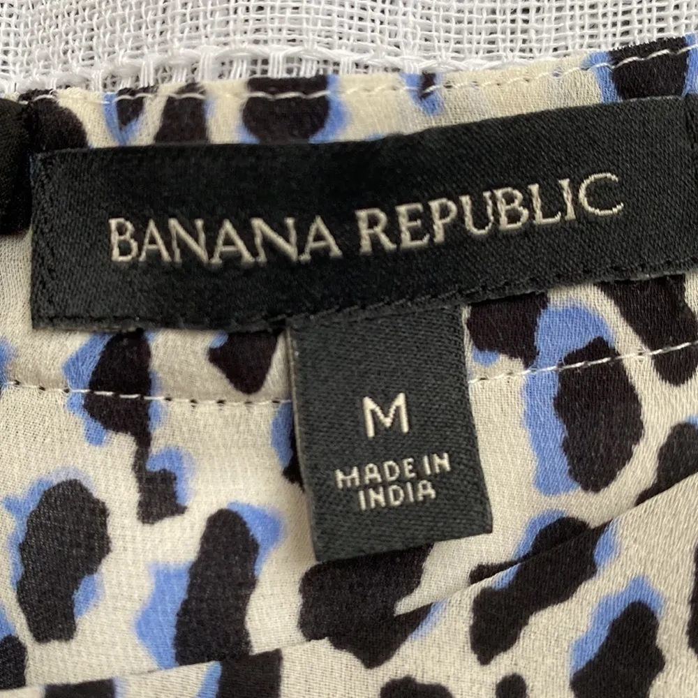 Banana Republic cheetah print blouse with ruffled sleeves. Black Size M - Image 10
