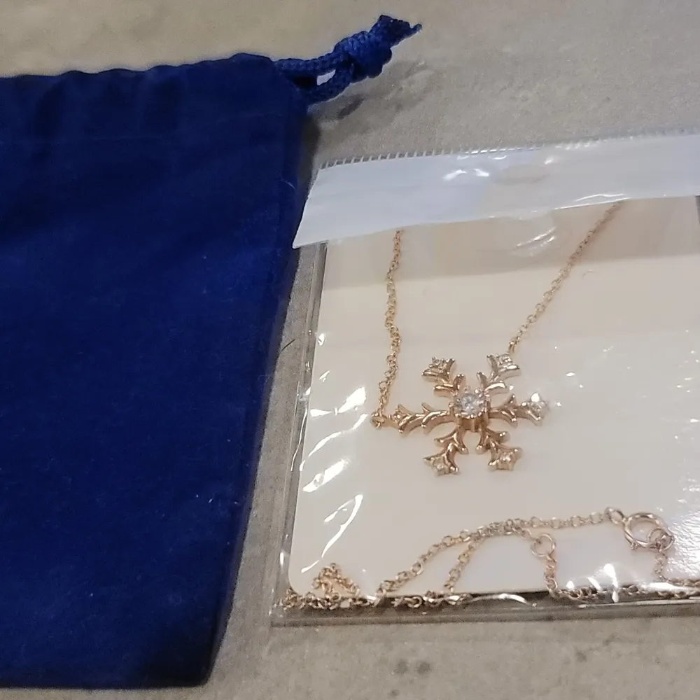 NIP 14KT Rose Gold Plated  Simulated Diamond Snowflake Necklace - Image 3