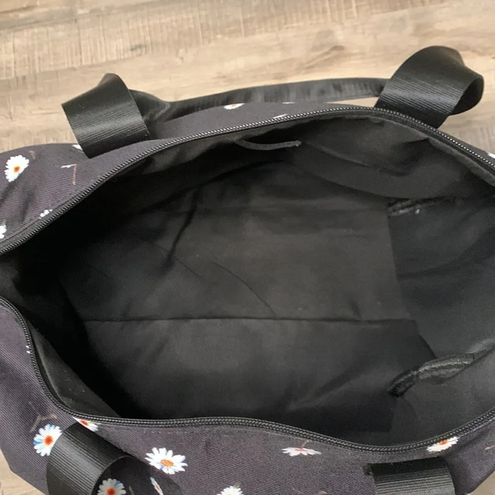 Alice + Olivia NWOT  Daisy print duffel weekender bag like new - Image 6