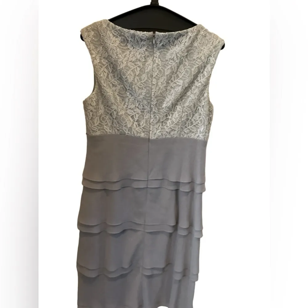 Jessica Howard gray/silver tiered and‎ lace dress size 10 - Image 5