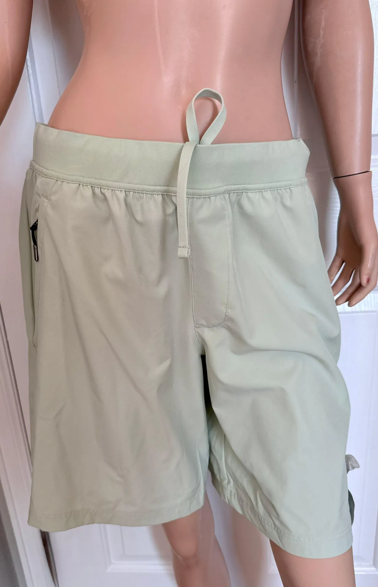 Xersion Women Train Woven 9” Shorts Leisure Green Stretch Waistband Tech Pocket - Image 2