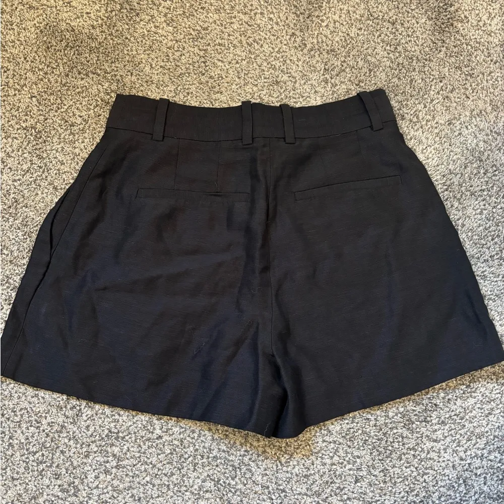 Aritzia Babaton Pleated Shorts - Image 4