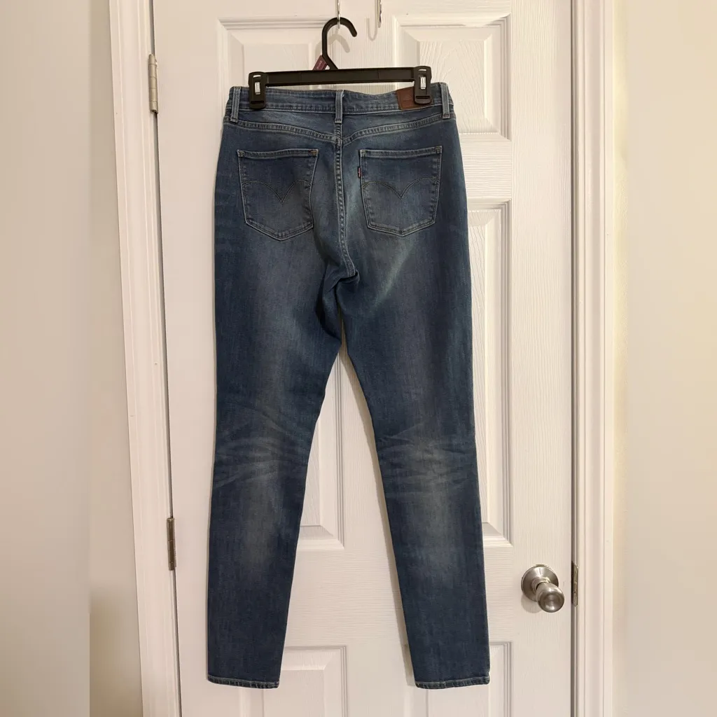 Levi's Women's Skinny Jeans in Classic Denim - Image 2