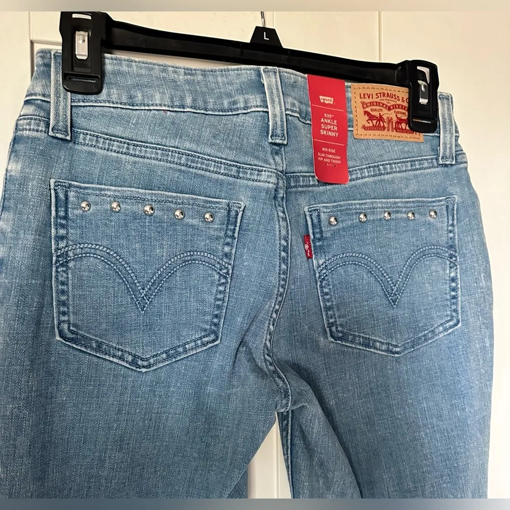 NWT Levi’s 535™ ANKLE SUPER SKINNY MID RISE SLIM THROUGH HIP AND THIGH - Image 3